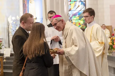 14 kwietnia 2022 r. o godz. 18.00 w naszej Katedrze rozpoczęła się Msza Wieczerzy Pańskiej, której przewodniczył bp Jan Wątroba. W koncelebrze uczestniczyli głównie księża z Parafii Katedralnej i z Wyższego Seminarium Duchownego w Rzeszowie. Po Komunii św. Najświętszy Sakrament przeniesiono do kaplicy adoracji zwanej "ciemnicą" przygotowaną w dolnym kościele Katedry.
fot. Joanna Prasoł