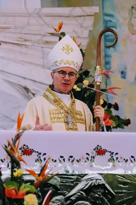 W sobotnie południe 67 naszych młodych parafian przyjęło sakrament bierzmowania. Po dwóch latach przygotowań wyrazili przed bpem Janem Wątrobą swoje pragnienie świadczenia o wierze i życia według jej zasad. Jako motto ich wzrostu w dojrzałości chrześcijańskiej Ksiądz Biskup zaproponował słowa św. Piotra: "Trzeba słuchać bardziej Boga niż ludzi".
Fot. Piotr Reszko i Katarzyna Franiszyn-Luciano