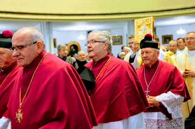 Podczas Mszy św. 19 stycznia 2018 r. z okazji uroczystości św. Józefa Sebastiana Pelczara – głównego patrona diecezji rzeszowskiej, bp Jan Wątroba wręczył dystynktoria nowym kanonikom Kapituły Katedralnej: ks. Krzysztofowi Gołąbkowi – proboszczowi parafii katedralnej, który został kanonikiem gremialnym i ks. Pawłowi Pietrusiakowi – rektorowi Wyższego Seminarium Duchownego w Rzeszowie, który został kanonikiem honorowym (na Mszy św. nie było ks. Tomasz Bacia – proboszcza parafii Miłosierdzia Bożego w Rzeszowie, który został kanonikiem honorowym). Mszy św. przewodniczył bp Jan Wątroba. W koncelebrze uczestniczył bp Edward Białogłowski oraz szesnastu księży. Ponadto podczas Eucharystii modliło się szesnastu kapłanów z Kapituły Katedralnej w Rzeszowie. Po Mszy św. odbyło się tradycyjne, doroczne spotkanie Kapituły Katedralnej. 