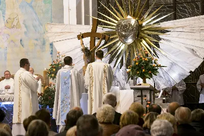 W niedzielę 13 października przeżywaliśmy uroczyste Nabożeństwo Fatimskie z udziałem WSD w Rzeszowie. Mszy Świętej przewodniczył i homilię wygłosił ks. Krystian Winiarski - prefekt WSD. O godz. 18.40 zostały przedstawione prośby i podziękowania do Matki Bożej Fatimskiej, w intencji których sprawowana była także Msza Święta. Po Mszy Świętej wyruszyła procesja z figurą Matki Bożej i relikwiami świętych Dzieci Fatimskich. Nabożeństwo zakończył Apel Jasnogórski. fot. ks. Tomasz Nowak, Joanna Prasoł