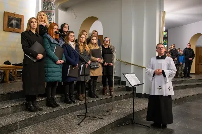 W środę popielcową (22.02.) biskup Jan Wątroba odprawił w katedrze rzeszowskiej Mszę Świętą na rozpoczęcie Wielkiego Postu. Homilię wygłosił ks. Sławomir Jeziorski, który prowadzi rekolekcje wielkopostne w parafii katedralnej. Podczas Eucharystii odbył się obrzęd posypania głów popiołem. Śpiew podczas liturgii prowadziła Katedralna Schola Liturgiczna. Liturgia była transmitowana przez Radio VIA.
fot. Joanna Prasoł