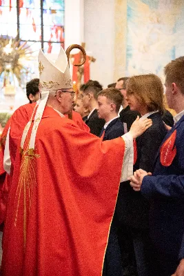 9 kwietnia w Katedrze 42 młodych osób z parafii katedralnej oraz 14 parafii Matki Bożej Częstochowskiej w Rzeszowie (Drabinianka) otrzymało sakrament bierzmowania, którego udzielił bp Jan Wątroba.
Przygotowania młodzieży trwały 2 lata, a odbywały się pod okiem ks. Krzysztofa, ks. Pawła, ks. Szczepana, s. Ewy oraz pani Agnieszki i obejmowały m.in. katechezy, spotkania formacyjne, a także przystąpienie do sakramentu pokuty. We wtorkowy wieczór kandydaci wraz ze swoimi świadkami, rodzicami, chrzestnymi czy też dziadkami zgromadzili się w Katedrze, by prosić o dary Ducha Świętego, umacniające w mężnym wyznawaniu wiary i postępowaniu według jej zasad.
Wszystkich zgromadzonych w świątyni przywitał ks. Krzysztof Gołąbek – proboszcz parafii katedralnej. Mszę Świętą koncelebrowali także ks. Tadeusz Pindara – proboszcz parafii Matki Bożej Częstochowskiej oraz kapłani posługujący w obydwu parafiach.
Następnie prośbę o udzielenie sakramentu bierzmowania zgromadzonym młodym oraz o modlitwę skierowali do Księdza Biskupa rodzice kandydatów.
W homilii bp Jan zachęcił młodych, aby w tym wyjątkowym dniu obrali Ducha Świętego za życiowego przewodnika towarzszącego im przy ważnych wyborach czy podchodzeniu do egzaminów – także tych życiowych. Wyjaśnił również znaczenie imienia Ducha Świętego – Paraklet – które tłumaczone z jęz. greckiego oznacza obrońcę, adwokata – nigdy prokuratora, nawet nie sędziego.
Będziecie moimi świadkami, gdy was umocni Duch Święty – mówi Pan Jezus. Niech nie będzie niedzieli i uroczystości bez udziału we Mszy Świętej – to jest moment dawania świadectwa. Właśnie przez zaangażowane, pełne uczestnictwo w najpiękniejszej modlitwie, jaką ma Kościół, czyli w Mszy Świętej, zdacie egzamin ze swojej dojrzałości chrześcijańskiej.
Na koniec celebrans odwołał się do obchodzonej poprzedniego dnia Uroczystości Zwiastowania Pańskiego i postawy Maryi wobec planu Bożego w Jej życiu oraz drogi, przez którą prowadził Ją Duch Święty. Podkreślił, że właśnie Maryja uczy, jak być uczennicą Ducha Świętego.
Po homilii miało miejsce odnowienie przyrzeczeń chrzcielnych. Następnie odbyła się najważniejsza część uroczystości – modlitwa Księdza Biskupa oraz namaszczenie krzyżmem każdego kandydata.
Sakrament bierzmowania jest koniecznym dopełnieniem sakramentu chrztu i wiąże się również z obraniem konkretnego patrona, którego życie i przymioty są wzorem dla młodego człowieka otrzymującego Ducha Świętego. Kandydat do bierzmowania ma więc okazję wybrać sobie świętego czy błogosławionego, którego droga do świętości najbardziej go zachwyciła. Może być to patron, którego imię nosi już od chrztu; może też wybrać sobie drugiego patrona. 
W związku z tym podczas namaszczenia krzyżmem biskup zwraca się do bierzmowanego nowo wybranym imieniem.
Po liturgii sakramentu bierzmowania miała miejsce modlitwa powszechna i liturgia eucharystyczna. Na koniec młodzi złożyli podziękowania Księdzu Biskupowi, Księżom Proboszczom oraz wszystkim, którzy poprzez swój wkład, posługę i zaangażowanie przyczynili się do przygotowania oraz przeżycia tej wyjątkowej uroczystości. Pamiątką było wspólne zdjęcie po zakończonej Mszy Świętej.
Posługę muzyczną w czasie uroczystości pełniła Katedralna Schola Liturgiczna pod dyrekcją ks. Juliana Wybrańca.

fot. Leszek Drzał
