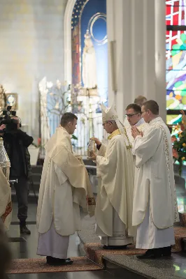 W Wielki Czwartek o godz. 10.00 w naszej Katedrze bp Jan Wątroba przewodniczył Mszy Krzyżma. Jest ona wyrazem jedności i wspólnoty duchowieństwa diecezji. Podczas tej Mszy Świętej biskup poświęcił olej chorych, katechumenów oraz olej krzyżma. Księża koncelebrujący z biskupem Eucharystię odnowili przyrzeczenia kapłańskie.
W koncelebrze wzięli udział bp Kazimierz Górny, bp Edward Białogłowski oraz 204 kapłanów z całej diecezji. W Eucharystii wzięli również udział licznie zebrani ministranci, lektorzy, animatorzy, ceremoniarze, członkowie scholi parafialnych i dziewczęcej służby maryjnej.
Podczas Mszy Świętej zaśpiewał chór Wyższego Seminarium Duchownego pod dyrekcją ks. dra Andrzeja Widaka. Przy organach zasiadł ks. Julian Wybraniec.
Fot. Małgorzata Ryndak