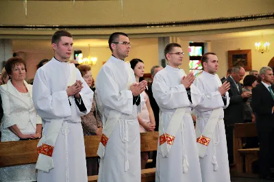 Z pomocą Pana Boga i naszego Zbawiciela, Jezusa Chrystusa, wybieramy tych naszych braci do stanu prezbiteratu”. Tymi słowami, zawartymi w obrzędach święceń, 26 maja br. bp Kazimierz Górny przyjął do grona kapłanów siedemnastu diakonów z Wyższego Seminarium Duchownego w Rzeszowie.
Uroczystą Mszę św. z udzieleniem sakramentu święceń koncelebrowało 110 kapłanów. W homilii Ksiądz Biskup spośród wielu cech, którymi powinien odznaczać się kapłan, wyróżnił wierność Chrystusowi. Odniósł się do obecnych realiów, w których przyjdzie posługiwać neoprezbiterom, a wobec nowych wymagań współczesności, Ksiądz Biskup postawił im za wzór postacie św. Józefa Sebastiana Pelczara oraz błogosławionych kapłanów pochodzących z terenu naszej diecezji: Jana Balickiego, Władysława Findysza, Romana Sitko i Józefa Kowalskiego.
Obrzędy święceń rozpoczęły się po homilii. Najpierw diakoni złożyli przyrzeczenie czci i posłuszeństwa wobec biskupa i jego następców. Następnie wszyscy zgromadzeni, śpiewając Litanię do Wszystkich Świętych, prosili o wylanie Ducha Świętego na kandydatów do prezbiteratu, którzy w tym momencie modlili się leżąc krzyżem. Kluczowym momentem liturgii święceń było nałożenie rąk na głowy diakonów przez Księdza Biskupa i prezbiterów oraz odmówienie modlitwy konsekracyjnej. Od tej chwili diecezja rzeszowska wzbogaciła się o nowych siedemnastu kapłanów, którzy po raz pierwszy celebrowali Eucharystię ze swoim biskupem. Po jej zakończeniu, powierzyli całe swoje kapłańskie życie opiece Maryi - Matce kapłanów.
Dzień święceń kapłańskich jest uroczystością dla całej diecezji. Bowiem tych siedemnastu nowych księży, którzy poświęcili całe swoje życie na ofiarną służbę Bogu, Kościołowi i Ojczyźnie, stanowi wyjątkowo radosny prezent nie tylko dla ich Matek, które obchodziły tego dnia swoje święto, ale są oni darem dla całego Kościoła i diecezji rzeszowskiej, w której będą posługiwać. Neoprezbiterzy pod koniec czerwca otrzymają skierowanie na zastępstwa w parafiach diecezji, a od końca sierpnia rozpoczną pracę jako wikariusze na swoich pierwszych placówkach.

Święcenia przyjęli:

ks. Grzegorz Białoń z Małastowa
ks. Wojciech Chrostowski z Gorlic (Fara)
ks. Mirosław Dziadosz z Jasła (Chrystus Król)
ks. Paweł Gąsior z Rożnowic
ks. Mirosław Głowacki z Chmielowa (diec. sandomierska)
ks. Damian Jacek z Czudca
ks. Mirosław Kardaś ze Strzyżowa (św. J. S. Pelczara)
ks. Tomasz Kołodziej z Trzebosi
ks. Filip Mikuła z Rzeszowa (Katedra)
ks. Mateusz Mycek z Sędziszowa Małopolskiego (Fara)
ks. Marcin Pokrywka z Przeworska (Ojcowie Bernardyni, diec. przemyska)
ks. Nikodem Rybczyk z Gorlic (Fara)
ks. Tomasz Ryczek z Turzy (diec. tarnowska)
ks. Paweł Sikora z Rzeszowa (Zwięczyca - św. Józefa)
ks. Krzysztof Wilczkiewicz z Gorlic (Glinik)
ks. Tomasz Wójcik z Niewodnej
ks. Julian Wybraniec z Rzeszowa (św. Rocha)