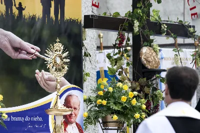 W uroczystość Najświętszego Ciała i Krwi Chrystusa Mszy Świętej w naszej Katedrze przewodniczył ks. proboszcz Krzysztof Gołąbek. Homilię wygłosił ks. Julian Wybraniec - wikariusz katedralny. Po zakończeniu liturgii wyruszyła procesja eucharystyczna do czterech ołtarzy rozmieszczonych wokół Katedry. W roku setnej rocznicy urodzin św. Jana Pawła II każdy z ołtarzy zawierał wizerunek Ojca Świętego i hasła inspirowane encykliką papieża pt. „Ecclesia de Eucharistia”: „Eucharystia sercem świata”, „Żyjemy dzięki Eucharystii”, „Eucharystia tworzy wspólnotę” i „Eucharystia bramą do nieba”. 