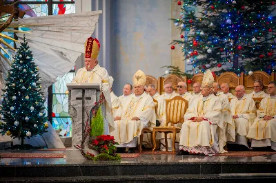 „Młodzieńcze, wstań!” – pod takim hasłem 5 września 2020 r. spotkała się młodzież zrzeszona w katolickich ruchach i stowarzyszeniach na Diecezjalnym Dniu Młodych w naszej Katedrze. W spotkaniu uczestniczyli również harcerze i skauci oraz dorośli z Domowego Kościoła. Dzień Młodych był okazją do podsumowania wakacyjnych rekolekcji i obozów.  Dzień Młodych przebiegał w dwóch etapach. Przed południem członkowie ruchów i stowarzyszeń zebrali się w pięciu różnych miejscach: Katolickie Stowarzyszenie Młodzieży w Domu Rekolekcyjnym bł. Karoliny Kózkówny w Rzeszowie, Ruch Apostolstwa Młodzieży w kościele św. Rocha w Rzeszowie, Ruch Światło-Życie w katedrze, Liturgiczna Służba Ołtarza w kościele parafialnym w Zaczerniu, harcerze i skauci w kościele św. Józefa Sebastiana Pelczara w Rzeszowie.  O godzinie 15.30 członkowie wszystkich stowarzyszeń i ruchów spotkali się na Mszy św. w katedrze rzeszowskiej. Eucharystii, którą koncelebrowało 20 księży, przewodniczył bp Kazimierz Górny. Homilię wygłosił ks. Tomasz Ryczek, diecezjalny duszpasterz młodzieży i diecezjalny asystent KSM.  Na zakończenie Mszy św. bp Kazimierz Górny poświęcił świece, które wręczył nowym parom rejonowym oraz diakoniom Domowego Kościoła.  Tegoroczny Diecezjalny Dzień Młodych odbył się po raz szósty. W minionych latach diecezjalne duszpasterstwo młodzieży przygotowywało szerszą formułę obejmująca dwu albo trzydniowe spotkania. W 2015 i 2016 roku Dni Młodych odbyły się w Cmolasie, a w kolejnych dwóch latach w Parku Papieskim w Rzeszowie. Diecezjalne Dni Młodych są okazją do podsumowania i dziękczynienia za wakacyjne rekolekcje i obozy oraz do wprowadzenia w systematyczną pracę.  fot. ks. Tomasz Nowak