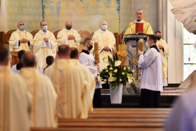 1 kwietnia 2021 r., w Wielki Czwartek, w naszej Katedrze została odprawiona Msza Krzyżma. Eucharystii przewodniczył bp Jan Wątroba. W koncelebrze uczestniczył bp Kazimierz Górny, bp Edward Białogłowski oraz 50 księży – z powodu ograniczeń związanych ze stanem epidemii byli to tylko przedstawiciele duchowieństwa diecezji rzeszowskiej. Do katedry nie przyjechała Liturgiczna Służba Ołtarza i schole. Po Komunii św. bp Jan Wątroba poświęcił olej krzyżma, który jest używany m.in. podczas udzielania sakramentu chrztu, bierzmowania i święceń kapłańskich. Wcześniej biskup pobłogosławił olej chorych i olej katechumenów.  Przed błogosławieństwem ks. Waldemar Dopart, proboszcz parafii św. Józefa na osiedlu Staromieście w Rzeszowie, w imieniu wszystkich kapłanów złożył biskupom świąteczne życzenia.  Na zakończenie Mszy Świętej Biskup Rzeszowski ogłosił nominację ks. Pawła Synosia, delegata biskupa ds. formacji stałej kapłanów na wikariusza biskupiego ds. formacji stałej kapłanów diecezji rzeszowskiej.  fot. ks. Tomasz Nowak