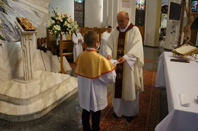 Czterech młodych chłopców (Miłosz, Maciej, Filip i Miłosz) podczas Mszy Świętej o godz. 18:00 w środę (24.06.2020 r.) przyjęło na siebie obowiązki ministranta. Przez roczne przygotowanie byli formowani przez księdza Pawła i ceremoniarza Rafała, by dobrze służyć przy ołtarzu Chrystusa. Zewnętrznym znakiem włączenia do grona ministrantów były nałożone komże i pelerynki. Cieszymy się z ich gorliwości i zapału oraz życzymy wierności w posłudze przy Ołtarzu. Jednocześnie od września zapraszamy młodych chłopców do tworzącego się już kolejnego grona kolejnych kandydatów do Liturgicznej Służby Ołtarza! fot. Rafał Waszczak