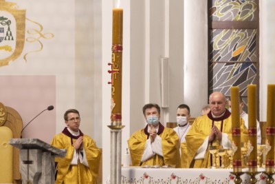 3 kwietnia 2021 r. bp Jan Wątroba przewodniczył liturgii Wigilii Paschalnej w naszej Katedrze. Podczas Mszy Świętej cztery osoby: Patrycja Dominika, Bartłomiej, Dawid Mateusz i Olech przyjęli sakrament chrztu, bierzmowania i Eucharystii.  Neofici przygotowywali się do przyjęcia sakramentów wtajemniczenia chrześcijańskiego w Diecezjalnym Centrum Katechumenatu Dorosłych, które mieści się przy parafii Miłosierdzia Bożego w Rzeszowie (ul. Kardynała K. Wojtyły 114) . Przygotowanie rozpoczyna się we wrześniu i trwa do uroczystości Zesłania Ducha Świętego. Centralnym wydarzeniem formacji jest Wigilia Paschalna, podczas której katechumeni przyjmują sakrament chrztu, bierzmowania i Eucharystii.  fot. Joanna Prasoł 