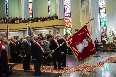 Uroczystość Chrystusa Króla to także święto Akcji Katolickiej i KSM-u. Centralnej uroczystości w Katedrze przewodniczył biskup diecezjalny Jan Wątroba. Eucharystię koncelebrowało 25 księży, wśród nich ks. Stanisław Potera – asystent diecezjalny AK i ks. Tomasz Ryczek – asystent diecezjalny KSM. Po wyznaniu wiary 88 młodych osób złożyło przyrzeczenie Katolickiego Stowarzyszenia Młodzieży. Obrzęd przyrzeczenia prowadził Paweł Grodzki – prezes KSM Diecezji Rzeszowskiej. Ceremonia zakończyła się odśpiewaniem hymnu KSM i zawołaniem: „Przez cnotę, naukę i pracę, służyć Bogu i Ojczyźnie, Gotów!”

Po Komunii św. bp Jan Wątroba, razem z ks. Stanisławem Poterą, wręczył nominacje 20 nowym prezesom oddziałów parafialnych Akcji Katolickiej. Krótkie przemówienia wypowiedzieli kolejno: Jeremi Kalkowski – prezes Zarządu Diecezjalnego Instytutu AK i Paweł Grodzki.

Po Komunii św. wszyscy zebrani uklękli przed Najświętszym Sakramentem. Biskup Ordynariusz odczytał Jubileuszowy Akt Przyjęcia Jezusa Chrystusa za Króla i Pana.

Po Mszy św. bp Jan Wątroba wręczył odznaki i legitymacje nowym członkom KSM.

fot. Fotografiarzeszow