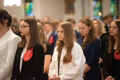 9 kwietnia w Katedrze 42 młodych osób z parafii katedralnej oraz 14 parafii Matki Bożej Częstochowskiej w Rzeszowie (Drabinianka) otrzymało sakrament bierzmowania, którego udzielił bp Jan Wątroba.
Przygotowania młodzieży trwały 2 lata, a odbywały się pod okiem ks. Krzysztofa, ks. Pawła, ks. Szczepana, s. Ewy oraz pani Agnieszki i obejmowały m.in. katechezy, spotkania formacyjne, a także przystąpienie do sakramentu pokuty. We wtorkowy wieczór kandydaci wraz ze swoimi świadkami, rodzicami, chrzestnymi czy też dziadkami zgromadzili się w Katedrze, by prosić o dary Ducha Świętego, umacniające w mężnym wyznawaniu wiary i postępowaniu według jej zasad.
Wszystkich zgromadzonych w świątyni przywitał ks. Krzysztof Gołąbek – proboszcz parafii katedralnej. Mszę Świętą koncelebrowali także ks. Tadeusz Pindara – proboszcz parafii Matki Bożej Częstochowskiej oraz kapłani posługujący w obydwu parafiach.
Następnie prośbę o udzielenie sakramentu bierzmowania zgromadzonym młodym oraz o modlitwę skierowali do Księdza Biskupa rodzice kandydatów.
W homilii bp Jan zachęcił młodych, aby w tym wyjątkowym dniu obrali Ducha Świętego za życiowego przewodnika towarzszącego im przy ważnych wyborach czy podchodzeniu do egzaminów – także tych życiowych. Wyjaśnił również znaczenie imienia Ducha Świętego – Paraklet – które tłumaczone z jęz. greckiego oznacza obrońcę, adwokata – nigdy prokuratora, nawet nie sędziego.
Będziecie moimi świadkami, gdy was umocni Duch Święty – mówi Pan Jezus. Niech nie będzie niedzieli i uroczystości bez udziału we Mszy Świętej – to jest moment dawania świadectwa. Właśnie przez zaangażowane, pełne uczestnictwo w najpiękniejszej modlitwie, jaką ma Kościół, czyli w Mszy Świętej, zdacie egzamin ze swojej dojrzałości chrześcijańskiej.
Na koniec celebrans odwołał się do obchodzonej poprzedniego dnia Uroczystości Zwiastowania Pańskiego i postawy Maryi wobec planu Bożego w Jej życiu oraz drogi, przez którą prowadził Ją Duch Święty. Podkreślił, że właśnie Maryja uczy, jak być uczennicą Ducha Świętego.
Po homilii miało miejsce odnowienie przyrzeczeń chrzcielnych. Następnie odbyła się najważniejsza część uroczystości – modlitwa Księdza Biskupa oraz namaszczenie krzyżmem każdego kandydata.
Sakrament bierzmowania jest koniecznym dopełnieniem sakramentu chrztu i wiąże się również z obraniem konkretnego patrona, którego życie i przymioty są wzorem dla młodego człowieka otrzymującego Ducha Świętego. Kandydat do bierzmowania ma więc okazję wybrać sobie świętego czy błogosławionego, którego droga do świętości najbardziej go zachwyciła. Może być to patron, którego imię nosi już od chrztu; może też wybrać sobie drugiego patrona. 
W związku z tym podczas namaszczenia krzyżmem biskup zwraca się do bierzmowanego nowo wybranym imieniem.
Po liturgii sakramentu bierzmowania miała miejsce modlitwa powszechna i liturgia eucharystyczna. Na koniec młodzi złożyli podziękowania Księdzu Biskupowi, Księżom Proboszczom oraz wszystkim, którzy poprzez swój wkład, posługę i zaangażowanie przyczynili się do przygotowania oraz przeżycia tej wyjątkowej uroczystości. Pamiątką było wspólne zdjęcie po zakończonej Mszy Świętej.
Posługę muzyczną w czasie uroczystości pełniła Katedralna Schola Liturgiczna pod dyrekcją ks. Juliana Wybrańca.

fot. Leszek Drzał
