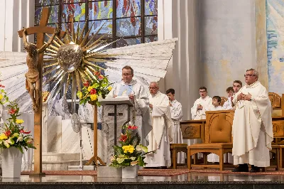 W poniedziałek 13 czerwca miało miejsce kolejne w tym roku uroczyste Nabożeństwo Fatimskie. O godz. 18.40 zostały przedstawione prośby i podziękowania do Matki Bożej Fatimskiej, w intencji których sprawowana była także Msza Święta o godz. 19.00. Eucharystii przewodniczył i homilię wygłosił ks. Tadeusz Pindara. Po Mszy Świętej ks. Tomasz Bać wraz z parafianami parafii Bożego Miłosierdzia przewodniczyli modlitwie różańcowej przy figurze Matki Bożej Fatimskiej. Nabożeństwo zakończył Apel Jasnogórski. Dziękujemy parafii pw. Matki Bożej Częstochowskiej w Rzeszowie (Drabinianka) za przygotowanie liturgii oraz parafii pw. Miłosierdzia Bożego (Biała) za prowadzenie modlitwy różańcowej. fot. Joanna Prasoł