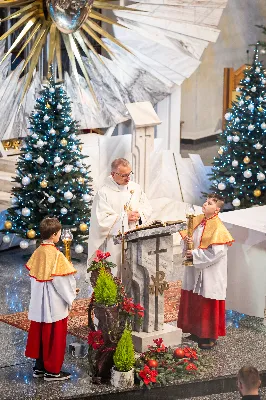 „Nasza wdzięczność jest szczególna wobec osób konsekrowanych za ich czytelne świadectwo wiary i za to, że żyjąc wiarą na co dzień ukazują chrystusowy styl życia” – mówił biskup Jan Wątroba podczas Mszy św. w katedrze rzeszowskiej w święto Ofiarowania Pańskiego. W Eucharystii, z okazji swojego święta patronalnego, uczestniczyły osoby konsekrowane posługujące w diecezji rzeszowskiej.
Mszy św. w katedrze rzeszowskiej przewodniczył bp Jan Wątroba, który modlił się w intencji osób konsekrowanych, przeżywających w święto Ofiarowania Pańskiego (02.02.) swoje święto patronalne. Eucharystię koncelebrował ks. Stanisław Kamiński, wikariusz biskupi ds. zakonnych, a także 9 kapłanów.
Na początku Mszy św. ks. Stanisław Kamiński powitał zebranych i wprowadził w przeżywaną liturgię. Następnie odbył się obrzęd błogosławieństwa świec i procesja z dolnego kościoła do głównej części katedry rzeszowskiej
Homilię wygłosił bp Jan Wątroba, który w pierwszej części, odnosząc się do przeżywanego święta, nawiązał do postawy Matki Najświętszej i św. Józefa. „Maryja uczy nas, że wierność Bogu oznacza wypełnianie prawa Bożego. Ona wypełniła wszystko bez wyjątku. Choć sama nie potrzebowała oczyszczenia, pozostała jednak posłuszna prawu. Skromna, prosta, uboga kobieta, poddana Bogu. W postawie Maryi i Józefa można dostrzec piękną lekcję dla rodziców i wychowawców. Rodzice powinni przedstawiać, czyli zawierzać swoje dzieci Panu Bogu. To jest gest wdzięczności wobec Stwórcy, a także znak wielkiej pokory wobec niełatwej misji rodzicielskiej i wychowawczej. Pełny rozwój człowieka dokonuje się dzięki Bożej łasce, a rodzice powinni się czuć narzędziem Bożej łaski, dlatego powinni często błogosławić swoje dzieci, modlić się za nie i z nimi oraz wciąż na nowo zawierzać je Panu Bogu” – mówił bp Wątroba.
Biskup Rzeszowski odnosząc się do obchodzonego Dnia życia konsekrowanego powiedział: „Trzy elementy wspólnoty: słowo, wierność i otwarcie na Ducha Świętego stanowią istotę życia każdej osoby konsekrowanej. Rozważać słowo Boże, trwać wiernie na modlitwie i być otwartym na to, co Duch Święty chce nam powiedzieć, to wypełnić powołanie do życia konsekrowanego, a jednocześnie wyznać wiarę w Kościół Chrystusowy. Nasza wdzięczność jest szczególna wobec osób konsekrowanych za ich czytelne świadectwo wiary i za to, że żyjąc wiarą na co dzień ukazują chrystusowy styl życia. Towarzyszą nam przez swoją pełną zatroskania miłosierną obecność, ale także przez milczącą obecność przepełnioną modlitwą w intencjach Kościoła, świata, a także poszczególnych osób i wspólnot”.
Po homilii osoby konsekrowane zgromadzone w katedrze odnowiły swoje przyrzeczenia.
Na zakończenie liturgii s. Agata Jakieła CSFN, referentka diecezjalna ds. życia konsekrowanego, podziękowała bp. Janowi Wątrobie za przewodniczenie liturgii i modlitwę w intencji osób życia konsekrowanego.
W Eucharystii w rzeszowskiej katedrze uczestniczyło prawie 100 osób życia konsekrowanego, a pośród nich ojcowie i bracia zakonni, siostry zakonne, wdowy i dziewice konsekrowane oraz członkowie instytutów świeckich. Śpiewy podczas liturgii wykonała Katedralna Schola Liturgiczna pod dyrekcją ks. Juliana Wybrańca, a przy organach zasiadł katedralny organista – Wiesław Siewierski. 

fot. Jola Warchoł