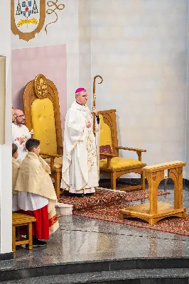 „Nasza wdzięczność jest szczególna wobec osób konsekrowanych za ich czytelne świadectwo wiary i za to, że żyjąc wiarą na co dzień ukazują chrystusowy styl życia” – mówił biskup Jan Wątroba podczas Mszy św. w katedrze rzeszowskiej w święto Ofiarowania Pańskiego. W Eucharystii, z okazji swojego święta patronalnego, uczestniczyły osoby konsekrowane posługujące w diecezji rzeszowskiej.
Mszy św. w katedrze rzeszowskiej przewodniczył bp Jan Wątroba, który modlił się w intencji osób konsekrowanych, przeżywających w święto Ofiarowania Pańskiego (02.02.) swoje święto patronalne. Eucharystię koncelebrował ks. Stanisław Kamiński, wikariusz biskupi ds. zakonnych, a także 9 kapłanów.
Na początku Mszy św. ks. Stanisław Kamiński powitał zebranych i wprowadził w przeżywaną liturgię. Następnie odbył się obrzęd błogosławieństwa świec i procesja z dolnego kościoła do głównej części katedry rzeszowskiej
Homilię wygłosił bp Jan Wątroba, który w pierwszej części, odnosząc się do przeżywanego święta, nawiązał do postawy Matki Najświętszej i św. Józefa. „Maryja uczy nas, że wierność Bogu oznacza wypełnianie prawa Bożego. Ona wypełniła wszystko bez wyjątku. Choć sama nie potrzebowała oczyszczenia, pozostała jednak posłuszna prawu. Skromna, prosta, uboga kobieta, poddana Bogu. W postawie Maryi i Józefa można dostrzec piękną lekcję dla rodziców i wychowawców. Rodzice powinni przedstawiać, czyli zawierzać swoje dzieci Panu Bogu. To jest gest wdzięczności wobec Stwórcy, a także znak wielkiej pokory wobec niełatwej misji rodzicielskiej i wychowawczej. Pełny rozwój człowieka dokonuje się dzięki Bożej łasce, a rodzice powinni się czuć narzędziem Bożej łaski, dlatego powinni często błogosławić swoje dzieci, modlić się za nie i z nimi oraz wciąż na nowo zawierzać je Panu Bogu” – mówił bp Wątroba.
Biskup Rzeszowski odnosząc się do obchodzonego Dnia życia konsekrowanego powiedział: „Trzy elementy wspólnoty: słowo, wierność i otwarcie na Ducha Świętego stanowią istotę życia każdej osoby konsekrowanej. Rozważać słowo Boże, trwać wiernie na modlitwie i być otwartym na to, co Duch Święty chce nam powiedzieć, to wypełnić powołanie do życia konsekrowanego, a jednocześnie wyznać wiarę w Kościół Chrystusowy. Nasza wdzięczność jest szczególna wobec osób konsekrowanych za ich czytelne świadectwo wiary i za to, że żyjąc wiarą na co dzień ukazują chrystusowy styl życia. Towarzyszą nam przez swoją pełną zatroskania miłosierną obecność, ale także przez milczącą obecność przepełnioną modlitwą w intencjach Kościoła, świata, a także poszczególnych osób i wspólnot”.
Po homilii osoby konsekrowane zgromadzone w katedrze odnowiły swoje przyrzeczenia.
Na zakończenie liturgii s. Agata Jakieła CSFN, referentka diecezjalna ds. życia konsekrowanego, podziękowała bp. Janowi Wątrobie za przewodniczenie liturgii i modlitwę w intencji osób życia konsekrowanego.
W Eucharystii w rzeszowskiej katedrze uczestniczyło prawie 100 osób życia konsekrowanego, a pośród nich ojcowie i bracia zakonni, siostry zakonne, wdowy i dziewice konsekrowane oraz członkowie instytutów świeckich. Śpiewy podczas liturgii wykonała Katedralna Schola Liturgiczna pod dyrekcją ks. Juliana Wybrańca, a przy organach zasiadł katedralny organista – Wiesław Siewierski. 

fot. Jola Warchoł