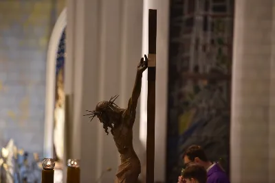Mszy św. w Środę Popielcową na rozpoczęcie Wielkiego Postu w katedrze rzeszowskiej przewodniczył bp Jan Wątroba. Eucharystię koncelebrowali: ks. Łukasz Cyrnek, ks. Krzysztof Golas, ks. Krzysztof Gołąbek, ks. Sławomir Jeziorski, ks. Dominik Kiełb, ks. Jakub Nagi i ks. Nikodem Rybczyk.
Homilię wygłosił ks. Julian Wybraniec, wikariusz parafii katedralnej. Kaznodzieja w rozważaniu mówił o symbolice popiołu, którym w Środę Popielcową posypuje się głowy uczestników liturgii.
Po homilii odbył się obrzęd wybrania i wpisania imion do księgi katechumenów dwóch kobiet, które, jako dorosłe, przygotowują się do przyjęcia sakramentów inicjacji chrześcijańskiej.
Następnie odbył się obrzęd posypania popiołem.
Podczas Mszy św. posługę muzyczną pełniła Katedralna Schola Liturgiczna. Eucharystia była transmitowana przez Katolickie Radio VIA.
fot. ks. Jakub Oczkowicz