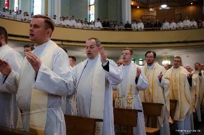 W Wielki Czwartek o godz. 10.00 w naszej Katedrze bp Jan Wątroba przewodniczył Mszy Krzyżma. Jest ona wyrazem jedności i wspólnoty duchowieństwa diecezji. Podczas tej Mszy Świętej biskup poświęcił olej chorych, katechumenów oraz olej krzyżma. Księża koncelebrujący z biskupem Eucharystię odnowili przyrzeczenia kapłańskie. W koncelebrze wzięli udział bp Kazimierz Górny, bp Edward Białogłowski oraz ponad 200 kapłanów z całej diecezji. W Eucharystii wzięli również udział licznie zebrani ministranci, lektorzy, animatorzy, ceremoniarze, członkowie scholi parafialnych i dziewczęcej służby maryjnej. Podczas Mszy Świętej zaśpiewał chór męski pod dyrekcją ks. Andrzeja Widaka. Przy organach zasiadł ks. Julian Wybraniec. fot. Piotr Szorc