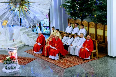 W liturgiczne święto św. Jana Apostoła i Ewangelisty, w katedrze rzeszowskiej duchowni i świeccy modlili się w intencji bp. Jana Wątroby. Eucharystię, której przewodniczył Solenizant, koncelebrowali: bp Kazimierz Górny, bp Edward Białogłowski oraz 56 księży.  fot. Dariusz Kamiński (https://fotografiarzeszow.com.pl)