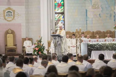 W Wielki Czwartek o godz. 10.00 w naszej Katedrze bp Jan Wątroba przewodniczył Mszy Krzyżma. Jest ona wyrazem jedności i wspólnoty duchowieństwa diecezji. Podczas tej Mszy Świętej biskup poświęcił olej chorych, katechumenów oraz olej krzyżma. Księża koncelebrujący z biskupem Eucharystię odnowili przyrzeczenia kapłańskie.
W koncelebrze wzięli udział bp Kazimierz Górny, bp Edward Białogłowski oraz 204 kapłanów z całej diecezji. W Eucharystii wzięli również udział licznie zebrani ministranci, lektorzy, animatorzy, ceremoniarze, członkowie scholi parafialnych i dziewczęcej służby maryjnej.
Podczas Mszy Świętej zaśpiewał chór Wyższego Seminarium Duchownego pod dyrekcją ks. dra Andrzeja Widaka. Przy organach zasiadł ks. Julian Wybraniec.
Fot. Małgorzata Ryndak