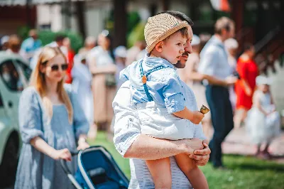 W niedzielę 29 sierpnia 2021 r. w Parku Papieskim w Rzeszowie odbyły się Dożynki Diecezjalne. Mimo deszczowej pogody do Parku Papieskiego przyjechało 57 delegacji z parafii diecezji rzeszowskiej z 65 wieńcami. Tegoroczną obsługę dożynek, w tym przygotowanie liturgii, zapewnili wierni i duszpasterze z dekanatu Rzeszów Wschód. Przed Mszą św. członkowie Stowarzyszenia Przyjaciół Ziemi Słocińskiej zaprezentowali program słowno-muzyczny. Podczas Mszy św. wystąpił chór z parafii św. Rocha w Rzeszowie pod dyrekcją Krzysztofa Husa oraz Gminna Orkiestra Dęta z Krasnego. Przed rozpoczęciem Mszy św. ks. Jerzy Uchman, diecezjalny duszpasterz rolników, przywitał przybyłych do Rzeszowa rolników, ogrodników, sadowników i pszczelarzy, wśród nich starostów dożynek: Marka Leśniewskiego i Teresę Kilar z parafii św. Rocha w Rzeszowie. Mszy św. przewodniczył bp Jan Wątroba. W koncelebrze uczestniczył bp Kazimierz Górny, ks. Wiesław Szurek oraz blisko dwudziestu księży. W długiej procesji z darami do ołtarza podeszły delegacje wszystkich obecnych parafii przynosząc chleby, wino, miód i owoce. Na zakończenie liturgii Biskup Rzeszowski pobłogosławił przyniesione płody ziemi. Po błogosławieństwie poszczególne delegacje, przedstawiane przez ks. Rafała Flaka, dyrektora Wydziału Duszpasterskiego Kurii Diecezjalnej w Rzeszowie, zaprezentowały swoje wieńce.  Fot. ks. Tomasz Nowak