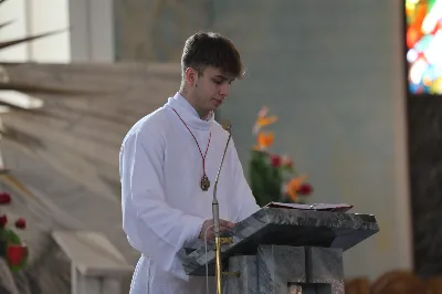 „Eucharystia powinna nas prowadzić do odkrycia kapłańskiej misji Ludu Bożego, kapłańskiej misji każdego z nas” – powiedział Biskup Rzeszowski podczas Mszy Wieczerzy Pańskiej, której przewodniczył w katedrze rzeszowskiej w Wielki Czwartek, 2 kwietnia 2026 r.
Podczas uroczystej liturgii Wielkiego Czwartku w katedrze rzeszowskiej, której przewodniczył bp Jan Wątroba, wierni zostali zaproszeni do refleksji nad tajemnicą Eucharystii, kapłaństwa oraz powołania całego Ludu Bożego do udziału w misji Chrystusa. Na zakończenie homilii biskup zachęcił do szczególnej modlitwy za kapłanów, zwłaszcza tych przeżywających trudności i kryzysy. „Panie Jezu, dobry pasterzu i towarzyszu wędrówki, dziś powierzamy Ci wszystkich kapłanów, ale zwłaszcza tych, którzy przechodzą chwilę kryzysu” – powiedział Biskup Rzeszowski. Wezwał także wspólnotę wiernych do troski o kapłanów poprzez modlitwę, życzliwość i wsparcie.
Wielkoczwartkowa liturgia w katedrze rzeszowskiej stała się nie tylko dziękczynieniem za dar Eucharystii i kapłaństwa, ale także wezwaniem do odnowienia świadomości odpowiedzialności każdego wiernego za życie Kościoła i świadectwo wiary w świecie. fot. ks. Jakub Oczkowicz