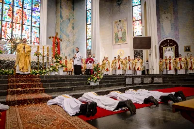 „Na swoje życie i swoje kapłaństwo trzeba popatrzeć w świetle Bożej miłości. Inaczej go nie pojmiemy ani my, ani ci, którzy będą na nas patrzeć” – mówił bp Jan Wątroba podczas Mszy św. z udzieleniem święceń prezbiteratu. 4 czerwca 2022 r. w kościele katedralnym jedenastu diakonów diecezji rzeszowskiej przyjęło sakrament kapłaństwa.
Do grona neoprezbiterów diecezji rzeszowskiej należą: ks. Sebastian Bełz z parafii w Nienadówce, ks. Krzysztof Lampart z parafii w Rudnej Wielkiej, ks. Mateusz Łachmanek z parafii w Lipinkach, ks. Karol Migut z parafii w Jasionce, ks. Marcin Murawski z parafii katedralnej w Rzeszowie, ks. Adrian Pazdan z parafii w Zagorzycach, ks. Tomasz Sienicki z parafii w Bieździedzy, ks. Dominik Świeboda z parafii w Palikówce, ks. Piotr Wąsacz z parafii bł. Władysława Findysza w Rzeszowie, ks. Mateusz Wojtuń z parafii w Święcanach oraz ks. Wiktor Zoła z parafii w Cieklinie.
Mszy św. przewodniczył i święceń udzielił bp Jan Wątroba. Eucharystię koncelebrowało około osiemdziesięciu księży, m.in: przełożeni Wyższego Seminarium Duchownego w Rzeszowie oraz proboszczowie i wikariusze z parafii rodzinnych neoprezbiterów. W Mszy św. uczestniczył abp Edward Nowak, bp Kazimierz Górny i bp Edward Białogłowski.
Zebranych w kościele katedralnym powitał ks. Krzysztof Gołąbek, proboszcz parafii.
W homilii bp Jan Wątroba nawiązał do słów z Ewangelii według św. Jana w których Chrystus tłumaczy co to znaczy być dobrym pasterzem. „Być kapłanem w Kościele Chrystusowym to znaczy mieć udział w Jego pasterskiej misji i stale upodabniać się do Dobrego Pasterza, który zna owce, karmi je, broni i jest gotów oddać życie dla ich dobra” – mówił hierarcha.
Po homilii odbył się obrzędy święceń: przyrzeczenie czci i posłuszeństwa Biskupowi Ordynariuszowi, Litania do Wszystkich Świętych podczas której kandydaci leżeli krzyżem, nałożenie rąk, modlitwa święceń oraz namaszczenie rąk krzyżmem i wręczenie chleba i wina. Podczas Liturgii Eucharystycznej nowo wyświęceni po raz pierwszy wyciągnęli dłonie nad chlebem i winem wypowiadając słowa konsekracji.
Na zakończenie Mszy św. ks. Tomasz Sienicki, podziękował w imieniu nowo wyświęconych wszystkim, którzy przyczynili się do przygotowania ich do kapłaństwa. Słowa wdzięczności, m.in. przełożonym Wyższego Seminarium Duchownego w Rzeszowie i rodzicom neoprezbiterów, wypowiedział bp Jan Wątroba. 
W drodze do zakrystii neoprezbiterzy zatrzymali się przy figurze Matki Bożej Fatimskiej zawierzając swoje kapłaństwo Matce Bożej.
W niedzielę, 5 czerwca, w Uroczystość Zesłania Ducha Świętego, neoprezbiterzy będą sprawować w swoich rodzinnych parafiach uroczyste Msze św. prymicyjne, a w najbliższych tygodniach otrzymają skierowania do parafii.

Fot. ks. Jakub Nagi oraz biala-wrona.pl
