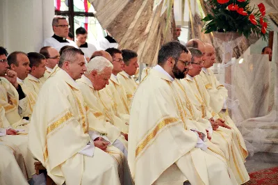 Z pomocą Pana Boga i naszego Zbawiciela, Jezusa Chrystusa, wybieramy tych naszych braci do stanu prezbiteratu”. Tymi słowami, zawartymi w obrzędach święceń, 26 maja br. bp Kazimierz Górny przyjął do grona kapłanów siedemnastu diakonów z Wyższego Seminarium Duchownego w Rzeszowie.
Uroczystą Mszę św. z udzieleniem sakramentu święceń koncelebrowało 110 kapłanów. W homilii Ksiądz Biskup spośród wielu cech, którymi powinien odznaczać się kapłan, wyróżnił wierność Chrystusowi. Odniósł się do obecnych realiów, w których przyjdzie posługiwać neoprezbiterom, a wobec nowych wymagań współczesności, Ksiądz Biskup postawił im za wzór postacie św. Józefa Sebastiana Pelczara oraz błogosławionych kapłanów pochodzących z terenu naszej diecezji: Jana Balickiego, Władysława Findysza, Romana Sitko i Józefa Kowalskiego.
Obrzędy święceń rozpoczęły się po homilii. Najpierw diakoni złożyli przyrzeczenie czci i posłuszeństwa wobec biskupa i jego następców. Następnie wszyscy zgromadzeni, śpiewając Litanię do Wszystkich Świętych, prosili o wylanie Ducha Świętego na kandydatów do prezbiteratu, którzy w tym momencie modlili się leżąc krzyżem. Kluczowym momentem liturgii święceń było nałożenie rąk na głowy diakonów przez Księdza Biskupa i prezbiterów oraz odmówienie modlitwy konsekracyjnej. Od tej chwili diecezja rzeszowska wzbogaciła się o nowych siedemnastu kapłanów, którzy po raz pierwszy celebrowali Eucharystię ze swoim biskupem. Po jej zakończeniu, powierzyli całe swoje kapłańskie życie opiece Maryi - Matce kapłanów.
Dzień święceń kapłańskich jest uroczystością dla całej diecezji. Bowiem tych siedemnastu nowych księży, którzy poświęcili całe swoje życie na ofiarną służbę Bogu, Kościołowi i Ojczyźnie, stanowi wyjątkowo radosny prezent nie tylko dla ich Matek, które obchodziły tego dnia swoje święto, ale są oni darem dla całego Kościoła i diecezji rzeszowskiej, w której będą posługiwać. Neoprezbiterzy pod koniec czerwca otrzymają skierowanie na zastępstwa w parafiach diecezji, a od końca sierpnia rozpoczną pracę jako wikariusze na swoich pierwszych placówkach.

Święcenia przyjęli:

ks. Grzegorz Białoń z Małastowa
ks. Wojciech Chrostowski z Gorlic (Fara)
ks. Mirosław Dziadosz z Jasła (Chrystus Król)
ks. Paweł Gąsior z Rożnowic
ks. Mirosław Głowacki z Chmielowa (diec. sandomierska)
ks. Damian Jacek z Czudca
ks. Mirosław Kardaś ze Strzyżowa (św. J. S. Pelczara)
ks. Tomasz Kołodziej z Trzebosi
ks. Filip Mikuła z Rzeszowa (Katedra)
ks. Mateusz Mycek z Sędziszowa Małopolskiego (Fara)
ks. Marcin Pokrywka z Przeworska (Ojcowie Bernardyni, diec. przemyska)
ks. Nikodem Rybczyk z Gorlic (Fara)
ks. Tomasz Ryczek z Turzy (diec. tarnowska)
ks. Paweł Sikora z Rzeszowa (Zwięczyca - św. Józefa)
ks. Krzysztof Wilczkiewicz z Gorlic (Glinik)
ks. Tomasz Wójcik z Niewodnej
ks. Julian Wybraniec z Rzeszowa (św. Rocha)