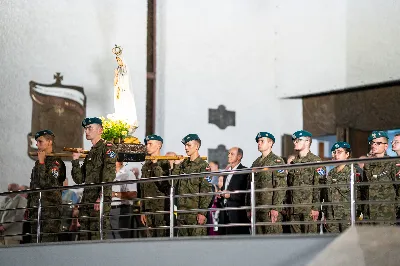 W środę 13 września przeżywaliśmy kolejne w tym roku Nabożeństwo Fatimskie. O godz. 18.40 zostały przedstawione prośby i podziękowania do Matki Bożej Fatimskiej, w intencji których sprawowana była także Msza Święta. Eucharystii przewodniczył i homilię wygłosił ks. Marek Kotwa – wikariusz parafii pw. Św. Michała Archanioła w Rzeszowie. Po Mszy Świętej wyruszyła procesja z figurą Matki Bożej, podczas której modlitwę różańcową prowadzili przedstawiciele parafii pw. Św. Jadwigi Królowej wraz ze swoimi duszpasterzami: ks. Tomaszem Gałuszką oraz ks. Łukaszem Mariuszycem, zaś figurę Matki Bożej nieśli przedstawiciele Bractwa św. Michała Archanioła, Rycerzy Kolumba oraz Związku Strzeleckiego "Strzelec". Modlitwę ubogaciła obecność Orkiestry Dętej pod dyrekcją Tadeusza Cielaka. Nabożeństwo zakończył Apel Jasnogórski. fot. Jola Warchoł