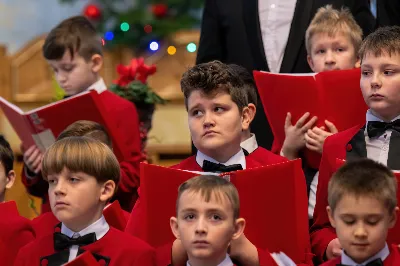 W niedzielę 22 stycznia 2023 r. podczas Mszy Świętej o godz. 12.00 posługę muzyczną podjął nasz Katedralny Chór Chłopięco-Męski „Pueri Cantores Resovienses” pod dyrekcją Edyty Kotuli oraz Angeliki Pacuty. Po Eucharystii miał miejsce koncert Chóru, w którego programie znalazł się bogaty repertuar kolęd, pastorałek i bożonarodzeniowych pieśni. 
Podczas koncertu wystąpili gościnnie: sopranistka – Katarzyna Bembenek wraz z akompaniatorem – Grzegorzem Mazurem oraz skrzypek Paweł Dubiel, któremu towarzyszył chórzysta i pianista – Maksymilian Rogóż.
fot. Joanna Prasoł
