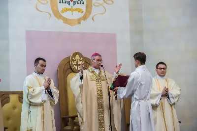 Uroczystość Chrystusa Króla to także święto Akcji Katolickiej i KSM-u. Centralnej uroczystości w Katedrze przewodniczył biskup diecezjalny Jan Wątroba. Eucharystię koncelebrowało 25 księży, wśród nich ks. Stanisław Potera – asystent diecezjalny AK i ks. Tomasz Ryczek – asystent diecezjalny KSM. Po wyznaniu wiary 88 młodych osób złożyło przyrzeczenie Katolickiego Stowarzyszenia Młodzieży. Obrzęd przyrzeczenia prowadził Paweł Grodzki – prezes KSM Diecezji Rzeszowskiej. Ceremonia zakończyła się odśpiewaniem hymnu KSM i zawołaniem: „Przez cnotę, naukę i pracę, służyć Bogu i Ojczyźnie, Gotów!”

Po Komunii św. bp Jan Wątroba, razem z ks. Stanisławem Poterą, wręczył nominacje 20 nowym prezesom oddziałów parafialnych Akcji Katolickiej. Krótkie przemówienia wypowiedzieli kolejno: Jeremi Kalkowski – prezes Zarządu Diecezjalnego Instytutu AK i Paweł Grodzki.

Po Komunii św. wszyscy zebrani uklękli przed Najświętszym Sakramentem. Biskup Ordynariusz odczytał Jubileuszowy Akt Przyjęcia Jezusa Chrystusa za Króla i Pana.

Po Mszy św. bp Jan Wątroba wręczył odznaki i legitymacje nowym członkom KSM.

fot. Fotografiarzeszow