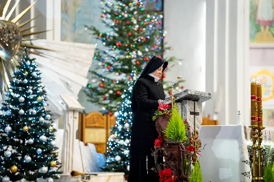 „Nasza wdzięczność jest szczególna wobec osób konsekrowanych za ich czytelne świadectwo wiary i za to, że żyjąc wiarą na co dzień ukazują chrystusowy styl życia” – mówił biskup Jan Wątroba podczas Mszy św. w katedrze rzeszowskiej w święto Ofiarowania Pańskiego. W Eucharystii, z okazji swojego święta patronalnego, uczestniczyły osoby konsekrowane posługujące w diecezji rzeszowskiej.
Mszy św. w katedrze rzeszowskiej przewodniczył bp Jan Wątroba, który modlił się w intencji osób konsekrowanych, przeżywających w święto Ofiarowania Pańskiego (02.02.) swoje święto patronalne. Eucharystię koncelebrował ks. Stanisław Kamiński, wikariusz biskupi ds. zakonnych, a także 9 kapłanów.
Na początku Mszy św. ks. Stanisław Kamiński powitał zebranych i wprowadził w przeżywaną liturgię. Następnie odbył się obrzęd błogosławieństwa świec i procesja z dolnego kościoła do głównej części katedry rzeszowskiej
Homilię wygłosił bp Jan Wątroba, który w pierwszej części, odnosząc się do przeżywanego święta, nawiązał do postawy Matki Najświętszej i św. Józefa. „Maryja uczy nas, że wierność Bogu oznacza wypełnianie prawa Bożego. Ona wypełniła wszystko bez wyjątku. Choć sama nie potrzebowała oczyszczenia, pozostała jednak posłuszna prawu. Skromna, prosta, uboga kobieta, poddana Bogu. W postawie Maryi i Józefa można dostrzec piękną lekcję dla rodziców i wychowawców. Rodzice powinni przedstawiać, czyli zawierzać swoje dzieci Panu Bogu. To jest gest wdzięczności wobec Stwórcy, a także znak wielkiej pokory wobec niełatwej misji rodzicielskiej i wychowawczej. Pełny rozwój człowieka dokonuje się dzięki Bożej łasce, a rodzice powinni się czuć narzędziem Bożej łaski, dlatego powinni często błogosławić swoje dzieci, modlić się za nie i z nimi oraz wciąż na nowo zawierzać je Panu Bogu” – mówił bp Wątroba.
Biskup Rzeszowski odnosząc się do obchodzonego Dnia życia konsekrowanego powiedział: „Trzy elementy wspólnoty: słowo, wierność i otwarcie na Ducha Świętego stanowią istotę życia każdej osoby konsekrowanej. Rozważać słowo Boże, trwać wiernie na modlitwie i być otwartym na to, co Duch Święty chce nam powiedzieć, to wypełnić powołanie do życia konsekrowanego, a jednocześnie wyznać wiarę w Kościół Chrystusowy. Nasza wdzięczność jest szczególna wobec osób konsekrowanych za ich czytelne świadectwo wiary i za to, że żyjąc wiarą na co dzień ukazują chrystusowy styl życia. Towarzyszą nam przez swoją pełną zatroskania miłosierną obecność, ale także przez milczącą obecność przepełnioną modlitwą w intencjach Kościoła, świata, a także poszczególnych osób i wspólnot”.
Po homilii osoby konsekrowane zgromadzone w katedrze odnowiły swoje przyrzeczenia.
Na zakończenie liturgii s. Agata Jakieła CSFN, referentka diecezjalna ds. życia konsekrowanego, podziękowała bp. Janowi Wątrobie za przewodniczenie liturgii i modlitwę w intencji osób życia konsekrowanego.
W Eucharystii w rzeszowskiej katedrze uczestniczyło prawie 100 osób życia konsekrowanego, a pośród nich ojcowie i bracia zakonni, siostry zakonne, wdowy i dziewice konsekrowane oraz członkowie instytutów świeckich. Śpiewy podczas liturgii wykonała Katedralna Schola Liturgiczna pod dyrekcją ks. Juliana Wybrańca, a przy organach zasiadł katedralny organista – Wiesław Siewierski. 

fot. Jola Warchoł