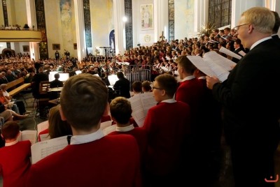 Blisko 1200 chórzystów i orkiestra symfoniczna Filharmonii Podkarpackiej to koncert galowy 9. Krajowego Kongresu Polskiej Federacji Pueri Cantores. 9 września o godz. 19.30 w Katedrze Rzeszowskiej podczas dwugodzinnego koncertu wystąpiły 33 chóry z Polski, Litwy, Łotwy, Ukrainy i Węgier oraz Orkiestra Symfoniczna Filharmonii Podkarpackiej. Muzykami dyrygowali: Wiesław Delimat i Marcin Florczak. Podczas koncertu uczestnicy wysłuchali utworów m.in. Haendla, Haydna oraz hymny kongresów Polskiej Federacji Pueri Cantores. Szczególnie oklaskiwane było premierowe wykonanie hymnu kongresu w Rzeszowie – utwór pt. „Da pacem, Domine” Dominika Lasoty – kompozytora z Rzeszowa. W koncercie uczestniczyli m.in.: bp Jan Wątroba, bp Kazimierz Górny i bp Edward Białogłowski. fot. ks. Tomasz Nowak