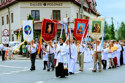 W czwartek w Uroczystość Najświętszego Ciała i Krwi Pańskiej (Boże Ciało) Msza Święta parafialna o godz. 12.00 była sprawowana na osiedlu Drabinianka na placu zieleni między ul. Graniczną i Zieloną. Dziękujemy parafianom za zaangażowanie i pomoc w przygotowaniu ołtarzy: - Ołtarz Mszy Świętej - Spółdzielnia Mieszkaniowa Metalowiec i mieszkańcy ul. Zielonej. - I ołtarz przy kapliczce Matki Bożej Fatimskiej – mieszkańcy bloku ul. Cicha 9. - II ołtarz przy Akademikach – mieszkańcy bloków ul. Cicha 3 i 7. - III ołtarz przed „Energetykiem” mieszkańcy bloku Kwiatkowskiego 5. - IV ołtarz obok bloków ul. Graniczna 4a i 4b – mieszkańcy tychże bloków.  fot. Andrzej Kotowicz