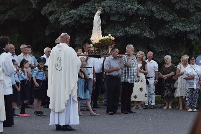 W czwartek 13 czerwca przeżywaliśmy uroczyste Nabożeństwo Fatimskie. Naszym modlitwom przewodniczył ks. Tadeusz Pindara. Kazanie wygłosił ks. Paweł Blat. O godz. 18.40 zostały przedstawione prośby i podziękowania do Matki Bożej Fatimskiej, w intencji których sprawowana była także Msza Święta. Po Mszy Świętej wyruszyła procesja z figurą Matki Bożej i relikwiami świętych Dzieci Fatimskich. Nabożeństwo zakończył Apel Jasnogórski. Dziękujemy parafii pw. Matki Bożej Częstochowskiej (Drabinianka) w Rzeszowie za przygotowanie liturgii oraz parafii pw. Miłosierdzia Bożego (Biała) za prowadzenie modlitwy różańcowej. fot. Joanna Prasoł 