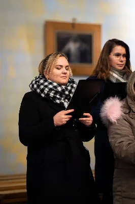 „Nasza wdzięczność jest szczególna wobec osób konsekrowanych za ich czytelne świadectwo wiary i za to, że żyjąc wiarą na co dzień ukazują chrystusowy styl życia” – mówił biskup Jan Wątroba podczas Mszy św. w katedrze rzeszowskiej w święto Ofiarowania Pańskiego. W Eucharystii, z okazji swojego święta patronalnego, uczestniczyły osoby konsekrowane posługujące w diecezji rzeszowskiej.
Mszy św. w katedrze rzeszowskiej przewodniczył bp Jan Wątroba, który modlił się w intencji osób konsekrowanych, przeżywających w święto Ofiarowania Pańskiego (02.02.) swoje święto patronalne. Eucharystię koncelebrował ks. Stanisław Kamiński, wikariusz biskupi ds. zakonnych, a także 9 kapłanów.
Na początku Mszy św. ks. Stanisław Kamiński powitał zebranych i wprowadził w przeżywaną liturgię. Następnie odbył się obrzęd błogosławieństwa świec i procesja z dolnego kościoła do głównej części katedry rzeszowskiej
Homilię wygłosił bp Jan Wątroba, który w pierwszej części, odnosząc się do przeżywanego święta, nawiązał do postawy Matki Najświętszej i św. Józefa. „Maryja uczy nas, że wierność Bogu oznacza wypełnianie prawa Bożego. Ona wypełniła wszystko bez wyjątku. Choć sama nie potrzebowała oczyszczenia, pozostała jednak posłuszna prawu. Skromna, prosta, uboga kobieta, poddana Bogu. W postawie Maryi i Józefa można dostrzec piękną lekcję dla rodziców i wychowawców. Rodzice powinni przedstawiać, czyli zawierzać swoje dzieci Panu Bogu. To jest gest wdzięczności wobec Stwórcy, a także znak wielkiej pokory wobec niełatwej misji rodzicielskiej i wychowawczej. Pełny rozwój człowieka dokonuje się dzięki Bożej łasce, a rodzice powinni się czuć narzędziem Bożej łaski, dlatego powinni często błogosławić swoje dzieci, modlić się za nie i z nimi oraz wciąż na nowo zawierzać je Panu Bogu” – mówił bp Wątroba.
Biskup Rzeszowski odnosząc się do obchodzonego Dnia życia konsekrowanego powiedział: „Trzy elementy wspólnoty: słowo, wierność i otwarcie na Ducha Świętego stanowią istotę życia każdej osoby konsekrowanej. Rozważać słowo Boże, trwać wiernie na modlitwie i być otwartym na to, co Duch Święty chce nam powiedzieć, to wypełnić powołanie do życia konsekrowanego, a jednocześnie wyznać wiarę w Kościół Chrystusowy. Nasza wdzięczność jest szczególna wobec osób konsekrowanych za ich czytelne świadectwo wiary i za to, że żyjąc wiarą na co dzień ukazują chrystusowy styl życia. Towarzyszą nam przez swoją pełną zatroskania miłosierną obecność, ale także przez milczącą obecność przepełnioną modlitwą w intencjach Kościoła, świata, a także poszczególnych osób i wspólnot”.
Po homilii osoby konsekrowane zgromadzone w katedrze odnowiły swoje przyrzeczenia.
Na zakończenie liturgii s. Agata Jakieła CSFN, referentka diecezjalna ds. życia konsekrowanego, podziękowała bp. Janowi Wątrobie za przewodniczenie liturgii i modlitwę w intencji osób życia konsekrowanego.
W Eucharystii w rzeszowskiej katedrze uczestniczyło prawie 100 osób życia konsekrowanego, a pośród nich ojcowie i bracia zakonni, siostry zakonne, wdowy i dziewice konsekrowane oraz członkowie instytutów świeckich. Śpiewy podczas liturgii wykonała Katedralna Schola Liturgiczna pod dyrekcją ks. Juliana Wybrańca, a przy organach zasiadł katedralny organista – Wiesław Siewierski. 

fot. Jola Warchoł