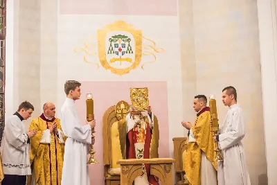 Pasterce w naszej Katedrze przewodniczył bp Jan Wątroba. Czuwanie przed Pasterką prowadziła młodzież naszej parafii. fot. Fotografiarzeszow