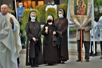 W czwartek 13 maja przeżywaliśmy uroczyste Nabożeństwo Fatimskie. Naszym modlitwom przewodniczył ks. dr Sławomir Jeziorski, prefekt i wykładowca Wyższego Seminarium Duchownego w Rzeszowie. O godz. 18.45 zostały przedstawione prośby i podziękowania do Matki Bożej Fatimskiej, w intencji których sprawowana była także Msza Święta. W koncelebrze uczestniczył ks. Piotr Tarnawski, radca Nuncjatury Apostolskiej w Moskwie, ks. Jan Młynarczyk, emerytowany proboszcz parafii Matki Bożej Królowej Polski i św. Jana Kantego w Sandomierzu i ks. Krzysztof Gołąbek, proboszcz parafii katedralnej i kustosz sanktuarium. Po Mszy Świętej wyruszyła procesja z figurą Matki Bożej. Nabożeństwo zakończył Apel Jasnogórski. fot. Małgorzata Ryndak