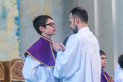 W IV Niedzielę Wielkiego Postu, podczas Mszy Świętej o godz. 12:00, ks. Krzysztof Gołąbek – proboszcz naszej Katedry, przyjął do grona Liturgicznej Służby Ołtarza dziesięciu nowych ministrantów! Po odpowiednim przygotowaniu, pod czujnym okiem ks. Pawła Wójcika oraz animatorów, chłopcy otrzymali stopień ministranta choralisty – po raz pierwszy założyli kołnierzyki i otrzymali legitymacje ministranckie. To wyjątkowy moment i ogromna radość dla naszej wspólnoty! 
Serdecznie gratulujemy chłopcom odwagi oraz życzymy wytrwałości w tej pięknej służbie przy Ołtarzu Pana Jezusa. 
Jeśli chcesz dołączyć do grona ministrantów – serdecznie zapraszamy! Zainteresowanych prosimy o kontakt z ks. Pawłem Wójcikiem.
 fot. Joanna Prasoł