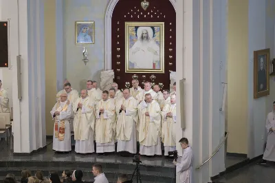 W Wielki Czwartek o godz. 10.00 w naszej Katedrze bp Jan Wątroba przewodniczył Mszy Krzyżma. Jest ona wyrazem jedności i wspólnoty duchowieństwa diecezji. Podczas tej Mszy Świętej biskup poświęcił olej chorych, katechumenów oraz olej krzyżma. Księża koncelebrujący z biskupem Eucharystię odnowili przyrzeczenia kapłańskie.
W koncelebrze wzięli udział bp Kazimierz Górny, bp Edward Białogłowski oraz 204 kapłanów z całej diecezji. W Eucharystii wzięli również udział licznie zebrani ministranci, lektorzy, animatorzy, ceremoniarze, członkowie scholi parafialnych i dziewczęcej służby maryjnej.
Podczas Mszy Świętej zaśpiewał chór Wyższego Seminarium Duchownego pod dyrekcją ks. dra Andrzeja Widaka. Przy organach zasiadł ks. Julian Wybraniec.
Fot. Małgorzata Ryndak