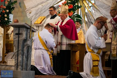 27 maja 2023 r. w Katedrze Rzeszowskiej sześciu diakonów naszej diecezji przyjęło sakrament kapłaństwa.
Do grona neoprezbiterów diecezji rzeszowskiej należą: ks. Mikołaj Czurczak z parafii pw. Znalezienia Krzyża Świętego w Niebylcu, ks. Sebastian Drzał z parafii pw. Miłosierdzia Bożego w Łukawcu, ks. Damian Knapik z parafii pw. Najświętszego Serca Pana Jezusa w Pagorzynie, ks. Michał Mycek z parafii pw. Narodzenia Najświętszej Maryi Panny w Sędziszowie Małopolskim, ks. Jakub Ochoński z parafii pw. Św. Michała Archanioła w Rzeszowie, ks. Rafał Szpunar z parafii pw. Św. Stanisława Kostki w Jasionce.
Mszy św. przewodniczył i święceń udzielił biskup Jan Wątroba. Eucharystię koncelebrowało około 70 księży, m.in: przełożeni Wyższego Seminarium Duchownego w Rzeszowie oraz proboszczowie i wikariusze z parafii rodzinnych neoprezbiterów. W Eucharystii uczestniczył arcybiskup Edward Nowak, biskup Kazimierz Górny i biskup Edward Białogłowski.
W niedzielę, 28 maja, w Uroczystość Zesłania Ducha Świętego, neoprezbiterzy będą sprawować w swoich rodzinnych parafiach uroczyste Msze św. prymicyjne, a w najbliższych tygodniach otrzymają skierowania do parafii. 
fot. Piotr Szorc