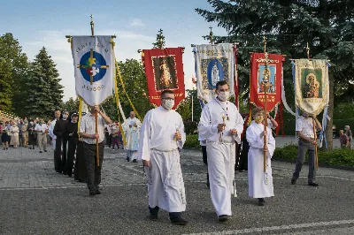 W sobotę 13 czerwca przeżywaliśmy uroczyste Nabożeństwo Fatimskie. Naszym modlitwom przewodniczył ks. Krzysztof Gołąbek - proboszcz naszej Katedry. Homilię wygłosił ks. dr Krzysztof Golas. O godz. 18.40 zostały przedstawione prośby i podziękowania do Matki Bożej Fatimskiej, w intencji których sprawowana była także Msza Święta. Po Mszy Świętej wyruszyła procesja z figurą Matki Bożej. Nabożeństwo zakończył Apel Jasnogórski.  fot. Joanna Prasoł