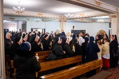„Nasza wdzięczność jest szczególna wobec osób konsekrowanych za ich czytelne świadectwo wiary i za to, że żyjąc wiarą na co dzień ukazują chrystusowy styl życia” – mówił biskup Jan Wątroba podczas Mszy św. w katedrze rzeszowskiej w święto Ofiarowania Pańskiego. W Eucharystii, z okazji swojego święta patronalnego, uczestniczyły osoby konsekrowane posługujące w diecezji rzeszowskiej.
Mszy św. w katedrze rzeszowskiej przewodniczył bp Jan Wątroba, który modlił się w intencji osób konsekrowanych, przeżywających w święto Ofiarowania Pańskiego (02.02.) swoje święto patronalne. Eucharystię koncelebrował ks. Stanisław Kamiński, wikariusz biskupi ds. zakonnych, a także 9 kapłanów.
Na początku Mszy św. ks. Stanisław Kamiński powitał zebranych i wprowadził w przeżywaną liturgię. Następnie odbył się obrzęd błogosławieństwa świec i procesja z dolnego kościoła do głównej części katedry rzeszowskiej
Homilię wygłosił bp Jan Wątroba, który w pierwszej części, odnosząc się do przeżywanego święta, nawiązał do postawy Matki Najświętszej i św. Józefa. „Maryja uczy nas, że wierność Bogu oznacza wypełnianie prawa Bożego. Ona wypełniła wszystko bez wyjątku. Choć sama nie potrzebowała oczyszczenia, pozostała jednak posłuszna prawu. Skromna, prosta, uboga kobieta, poddana Bogu. W postawie Maryi i Józefa można dostrzec piękną lekcję dla rodziców i wychowawców. Rodzice powinni przedstawiać, czyli zawierzać swoje dzieci Panu Bogu. To jest gest wdzięczności wobec Stwórcy, a także znak wielkiej pokory wobec niełatwej misji rodzicielskiej i wychowawczej. Pełny rozwój człowieka dokonuje się dzięki Bożej łasce, a rodzice powinni się czuć narzędziem Bożej łaski, dlatego powinni często błogosławić swoje dzieci, modlić się za nie i z nimi oraz wciąż na nowo zawierzać je Panu Bogu” – mówił bp Wątroba.
Biskup Rzeszowski odnosząc się do obchodzonego Dnia życia konsekrowanego powiedział: „Trzy elementy wspólnoty: słowo, wierność i otwarcie na Ducha Świętego stanowią istotę życia każdej osoby konsekrowanej. Rozważać słowo Boże, trwać wiernie na modlitwie i być otwartym na to, co Duch Święty chce nam powiedzieć, to wypełnić powołanie do życia konsekrowanego, a jednocześnie wyznać wiarę w Kościół Chrystusowy. Nasza wdzięczność jest szczególna wobec osób konsekrowanych za ich czytelne świadectwo wiary i za to, że żyjąc wiarą na co dzień ukazują chrystusowy styl życia. Towarzyszą nam przez swoją pełną zatroskania miłosierną obecność, ale także przez milczącą obecność przepełnioną modlitwą w intencjach Kościoła, świata, a także poszczególnych osób i wspólnot”.
Po homilii osoby konsekrowane zgromadzone w katedrze odnowiły swoje przyrzeczenia.
Na zakończenie liturgii s. Agata Jakieła CSFN, referentka diecezjalna ds. życia konsekrowanego, podziękowała bp. Janowi Wątrobie za przewodniczenie liturgii i modlitwę w intencji osób życia konsekrowanego.
W Eucharystii w rzeszowskiej katedrze uczestniczyło prawie 100 osób życia konsekrowanego, a pośród nich ojcowie i bracia zakonni, siostry zakonne, wdowy i dziewice konsekrowane oraz członkowie instytutów świeckich. Śpiewy podczas liturgii wykonała Katedralna Schola Liturgiczna pod dyrekcją ks. Juliana Wybrańca, a przy organach zasiadł katedralny organista – Wiesław Siewierski. 

fot. Jola Warchoł