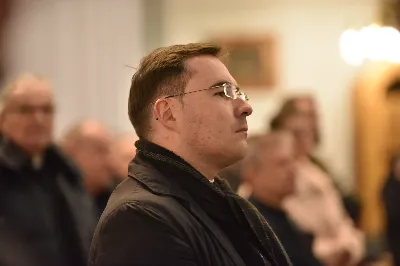 W Katedrze Rzeszowskiej odbyło się nabożeństwo Drogi Krzyżowej, której przewodniczył ks. Paweł Synoś, wikariusz biskupi ds. duchowieństwa. "Dziś sprowadź Mi dusze kapłańskie i zakonne, i zanurz je w niezgłębionym miłosierdziu Moim. One dały Mi moc przetrwania gorzkiej męki; przez nie, jak przez kanały, spływa na ludzkość miłosierdzie Moje." (Dzienniczek 1212) W modlitwie wraz z bp Janem Wątrobą uczestniczyły osoby życia konsekrowanego oraz prezbiterzy posługujący w Diecezji Rzeszowskiej. Nabożeństwo było ofiarowane w intencji wynagrodzenia za grzechy duchowieństwa i osób konsekrowanych, za dusze kapłanów i osób konsekrowanych cierpiące w czyśćcu oraz za tych, którzy odeszli od kapłaństwa i życia zakonnego. Fot. ks. Jakub Oczkowicz