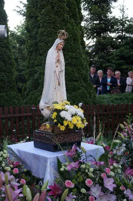 W sobotę 12 maja o godz.19.00 w ramach corocznych nabożeństw majowych przy kapliczkach osiedlowych w naszej parafii, przy ul. Cichej przy figurze Matki Bożej modlitwy poprowadził ks. Krzysztof Gołąbek - proboszcz Katedry. Kantorem był organista Wiesław Siewierski. fot. Rafał Waszczak