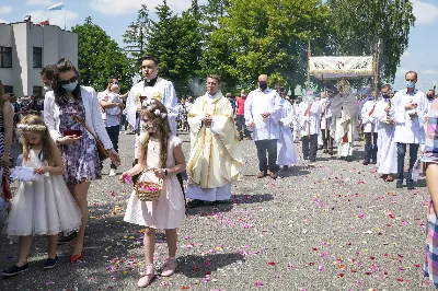 W uroczystość Najświętszego Ciała i Krwi Chrystusa Mszy Świętej w naszej Katedrze przewodniczył ks. proboszcz Krzysztof Gołąbek. Homilię wygłosił ks. Julian Wybraniec - wikariusz katedralny. Po zakończeniu liturgii wyruszyła procesja eucharystyczna do czterech ołtarzy rozmieszczonych wokół Katedry. W roku setnej rocznicy urodzin św. Jana Pawła II każdy z ołtarzy zawierał wizerunek Ojca Świętego i hasła inspirowane encykliką papieża pt. „Ecclesia de Eucharistia”: „Eucharystia sercem świata”, „Żyjemy dzięki Eucharystii”, „Eucharystia tworzy wspólnotę” i „Eucharystia bramą do nieba”. 