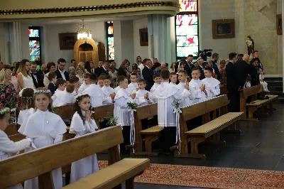 Maj to dla wielu najpiękniejszy miesiąc w roku. W liturgii Kościoła szczególnie wtedy czcimy Maryję oraz radujemy się ze Zmartwychwstania Pańskiego. W niedzielę 8 maja w naszej Katedrze dzieci z klas III doświadczyły równie wielkiej radości po raz pierwszy w pełni uczestnicząc we Mszy Świętej. To niezwykłe spotkanie z Chrystusem w Komunii Świętej zostało poprzedzone przygotowaniem poprzez katechezy w szkole i spotkania w parafii, a także spowiedzią. Poprzez niedzielne Eucharystie o godz. 12.00 i 13.30 celebrowane przez ks. Krzysztofa Gołąbka, proboszcza naszej Katedry, 88 dzieci rozpoczęło wielką przygodę z Jezusem ukrytym w Najświętszym Sakramencie. Towarzyszyli im rodzice, którzy wraz ze swoimi dziećmi przygotowywali się do tego wydarzenia, a także najbliższa rodzina. Posługę w liturgii Mszy Świętej pełniły dzieci pierwszokomunijne oraz ich rodzice.
Wielka radość serc dzieci komunijnych promieniowała na wszystkich uczestników Mszy Świętej i przypominała zebranym na liturgii, że spotkanie z Jezusem Eucharystycznym to przywilej i wielkie szczęście. Czas tej wielkiej radości został przedłużony przez „Biały Tydzień”, w którym dzieci uczestniczyły w wieczornej Eucharystii, przyjmując Jezusa do swoich serc. 

Wszystkim dzieciom, które w tym roku przeżywały swoją Pierwszą Komunię Świętą, życzymy, aby nie gasł w nich zapał do poznawania Jezusa i Jego nauki, a radość, jaka towarzyszyła tym dniom, była nieodłączną towarzyszką ich spotkań z Jezusem w Eucharystii. A s. Julicie i ks. Julianowi dziękujemy za serce włożone w przygotowanie dzieci do tego wielkiego wydarzenia.

fot. Paweł Styka