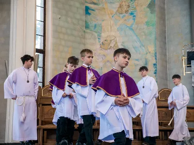 W V Niedzielę Wielkiego Postu, podczas Mszy Świętej o godz. 12:00, ks. Krzysztof Gołąbek – proboszcz naszej Katedry, przyjął do grona Liturgicznej Służby Ołtarza siedmiu nowych ministrantów. Po odpowiednim przygotowaniu, pod czujnym okiem ks. Pawła Wójcika oraz animatorów Adama i Miłosza, chłopcy otrzymali stopień ministranta choralisty – po raz pierwszy założyli kołnierzyki i otrzymali legitymacje ministranckie. To wyjątkowy moment i ogromna radość dla naszej wspólnoty! Podczas Mszy Świętej zaśpiewała Dziewczęca Schola Katedralna. Serdecznie gratulujemy chłopcom odwagi oraz życzymy wytrwałości w tej pięknej służbie przy Ołtarzu Pana Jezusa. Jeśli chcesz dołączyć do grona ministrantów – serdecznie zapraszamy! Zainteresowanych prosimy o kontakt z ks. Pawłem Wójcikiem.
fot. Antoni Ważny