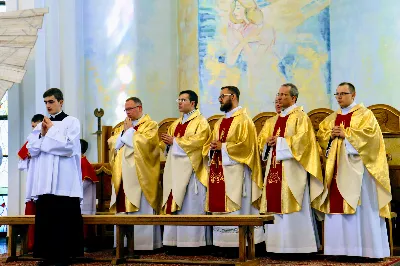 W Niedzielę Palmową młodzież diecezji rzeszowskiej modliła się z bp. Janem Wątrobą w Rzeszowie.  Rzeszowskie spotkanie rozpoczęło się o godz. 11.00 przy obelisku w centrum Parku Papieskiego. Tam odbył się konkurs na najdłuższą palmę, który prowadził ks. Krzysztof Golas, diecezjalny duszpasterz młodzieży. Najdłuższe palmy przekraczały 10 metrów wysokości.  Na placu przed katedrą odbyła się pierwsza część liturgii Niedzieli Palmowej, podczas której zebrani wysłuchali Ewangelię o wjeździe Jezusa do Jerozolimy, a bp Wątroba pobłogosławił palmy.  Już w katerze odbyła się Msza św., której przewodniczył biskup rzeszowski. Eucharystię koncelebrowało ponad dwudziestu księży, głównie duszpasterze młodzieży.  fot. Andrzej Kotowicz, Olga Cyburt