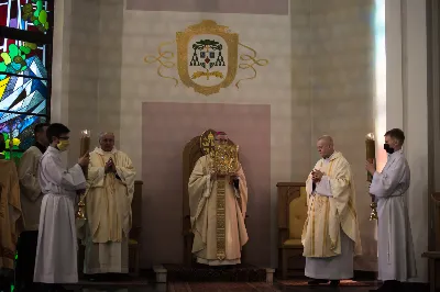 W poniedziałek 18 maja o godz. 18.00 w naszej Katedrze miało miejsce dziękczynienie w stulecie urodzin Karola Wojtyły – św. Jana Pawła II. W tym dniu dziękowaliśmy również i modliliśmy się w intencji naszych Księży Biskupów: Jana – z racji 20. rocznicy sakry biskupiej oraz Kazimierza – z racji 60. rocznicy święceń kapłańskich, a także w intencji naszego Księdza Infułata Stanisława w 60. rocznicę święceń kapłańskich. Eucharystii przewodniczył bp Jan Wątroba. Mszę św. koncelebrowali: bp Kazimierz Górny, bp Edward Białogłowski, infułaci: ks. Stanisław Mac i ks. Wiesław Szurek, księża dziekani oraz duchowni z różnych instytucji diecezji rzeszowskiej.  W Mszy św. uczestniczyły władze państwowe i samorządowe oraz służby mundurowe. fot. Dariusz Kamiński (fotografiarzeszow.com.pl)