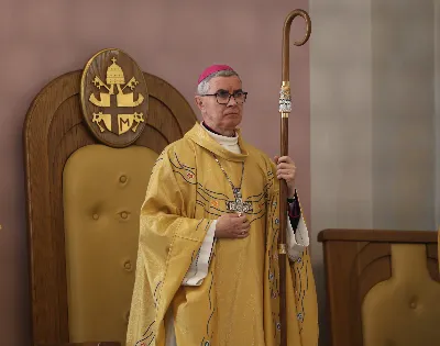 „Eucharystia powinna nas prowadzić do odkrycia kapłańskiej misji Ludu Bożego, kapłańskiej misji każdego z nas” – powiedział Biskup Rzeszowski podczas Mszy Wieczerzy Pańskiej, której przewodniczył w katedrze rzeszowskiej w Wielki Czwartek, 2 kwietnia 2026 r.
Podczas uroczystej liturgii Wielkiego Czwartku w katedrze rzeszowskiej, której przewodniczył bp Jan Wątroba, wierni zostali zaproszeni do refleksji nad tajemnicą Eucharystii, kapłaństwa oraz powołania całego Ludu Bożego do udziału w misji Chrystusa. Na zakończenie homilii biskup zachęcił do szczególnej modlitwy za kapłanów, zwłaszcza tych przeżywających trudności i kryzysy. „Panie Jezu, dobry pasterzu i towarzyszu wędrówki, dziś powierzamy Ci wszystkich kapłanów, ale zwłaszcza tych, którzy przechodzą chwilę kryzysu” – powiedział Biskup Rzeszowski. Wezwał także wspólnotę wiernych do troski o kapłanów poprzez modlitwę, życzliwość i wsparcie.
Wielkoczwartkowa liturgia w katedrze rzeszowskiej stała się nie tylko dziękczynieniem za dar Eucharystii i kapłaństwa, ale także wezwaniem do odnowienia świadomości odpowiedzialności każdego wiernego za życie Kościoła i świadectwo wiary w świecie. fot. ks. Jakub Oczkowicz