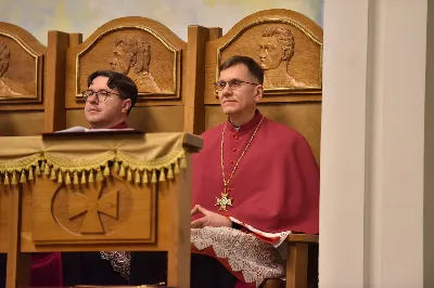 W Katedrze Rzeszowskiej podczas I Nieszporów Uroczystości św. Józefa Oblubieńca NMP odbył się obrzęd instalacji nowych kanoników Kapituły Katedralnej w Rzeszowie. Liturgii Nieszporów przewodniczył ks. Krzysztof Gołąbek, proboszcz Katedry i prepozyt Kapituły Katedralnej, który wygłosił również homilię. Uroczystości rozpoczęły się od odczytania przez ks. Gołąbka dekretu bp. Jana Wątroby o włączeniu nowych członków do grona Kapituły. Następnie nowi kanonicy złożyli wyznanie wiary oraz przysięgę wierności przy obejmowaniu urzędu wykonywanego w imieniu Kościoła.

Do grona kanoników katedralnych dołączyli: ks. dr Paweł Synoś – Wikariusz Biskupi do spraw duchowieństwa diecezjalnego, ks. Prałat dr Piotr Tarnawski – Sekretariat Stanu Stolicy Apostolskiej, ks. dr Marek Story – Dykasteria Nauki Wiary w Watykanie, ks. dr Stanisław Kamiński – Wikariusz Biskupi do spraw życia konsekrowanego, proboszcz Parafii św. Józefa w Głogowie Małopolskim, ks. kanonik Stanisław Jamiński – proboszcz Parafii NNMP w Rzeszowie – Staroniwa, ks. kanonik Tadeusz Pindara – proboszcz Parafii Matki Bożej Częstochowskiej w Rzeszowie, ks. dr Przemysław Drąg – proboszcz Parafii pw. Trójcy Przenajświętszej w Głogowie Małopolskim.

W diecezji rzeszowskiej istnieje kapituła katedralna i cztery kapituły kolegiackie: biecka, jasielska, kolbuszowska i strzyżowska. Historycznie kanonicy byli księżmi stanowiącymi grupę skupioną wokół biskupa miejsca, których zadaniem było pomaganie mu w zarządzaniu lokalnym Kościołem. Obowiązani byli określoną regułą, czyli kanonem praw, stąd właśnie pochodzi nazwa kanonik.

Poszczególne kapituły mają swoje charakterystyczne stroje, którymi wyróżniają się od pozostałych duchownych. Strojem kanoników kapitulnych jest sutanna z obszywkami i guzikami koloru fioletowego, pas fioletowy, następnie rokieta, mucet (fioletowa pelerynka) lub mantolet oraz łańcuch z dystynktorium. Fot. ks. Jakub Oczkowicz